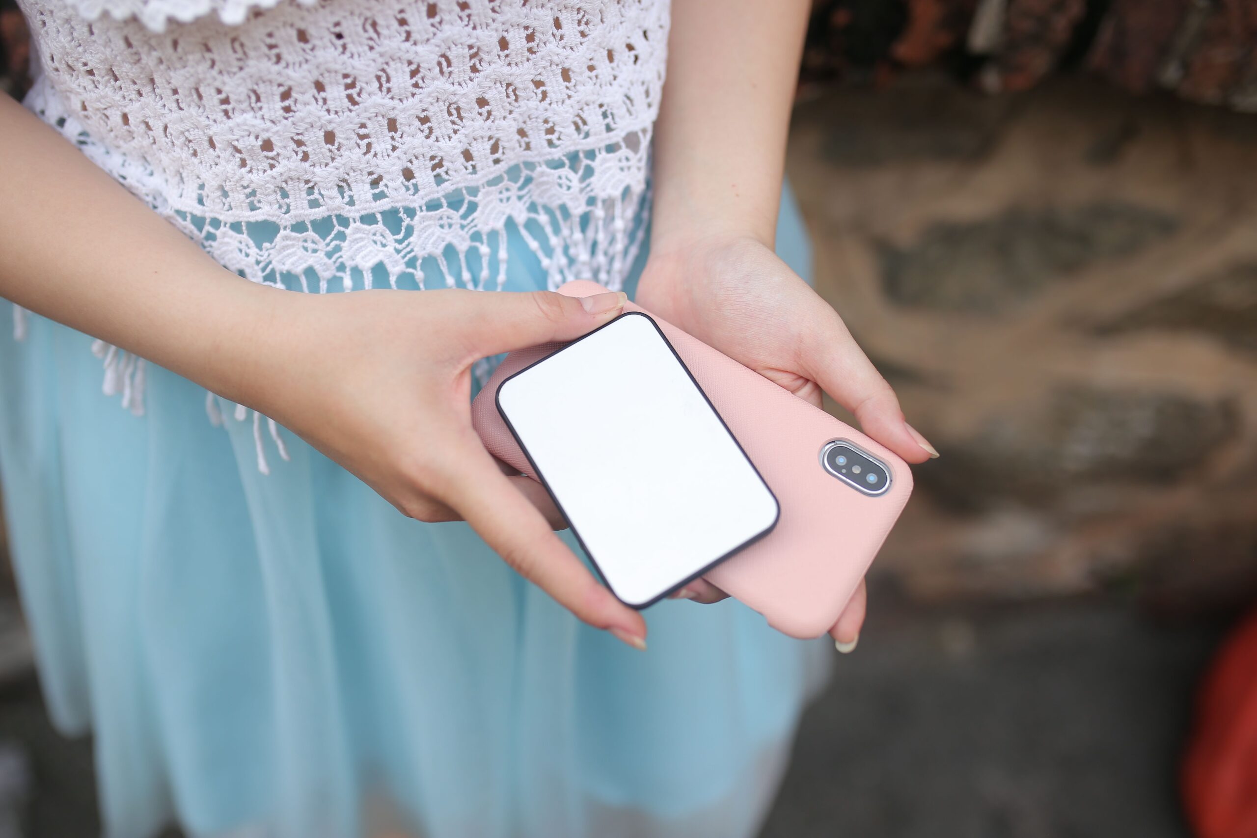 Woman holding a MagSafe wireless portable power bank like the recalled Casely E33A Power Pod against the back of a smartphone